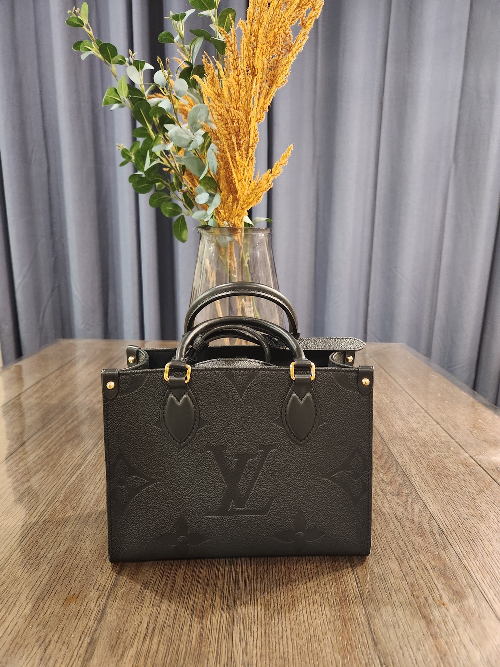 LOUIS VUITTON
Empreinte Monogram On the go PM Black